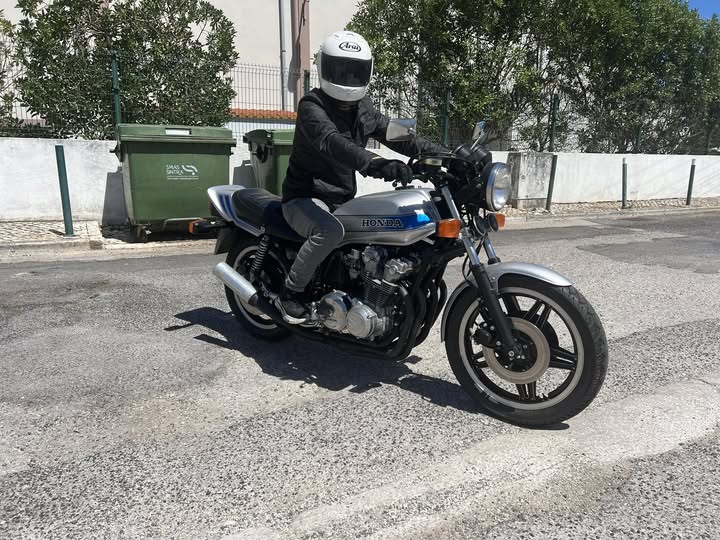 Hoje foi dia de ir carregar a bateria da mota do amigo josé